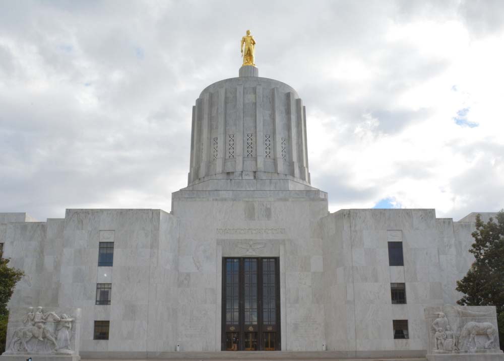 Salem,_OR_-_State_Capitol_State_Park_-_Capitol_Building_(4).jpg