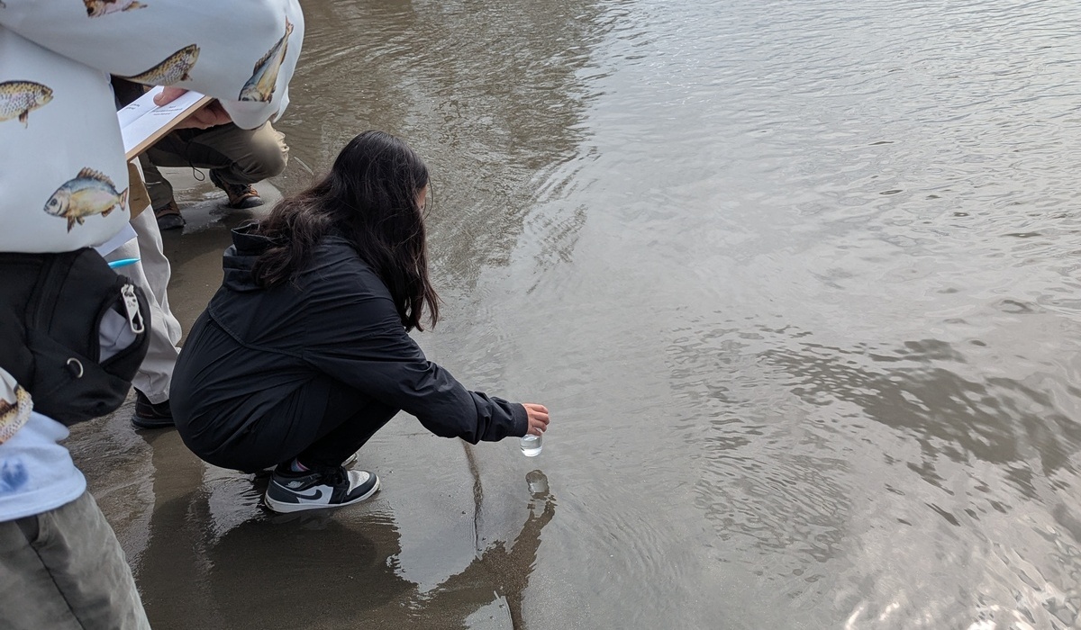 Ducks Unlimited and Cargill Support Middle School Students to Release Salmon Fry into the Sacramento River